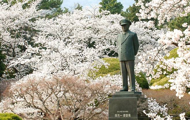 진해기지사령부 앞에 있는 손원일 제독 동상. [사진 김정탁]