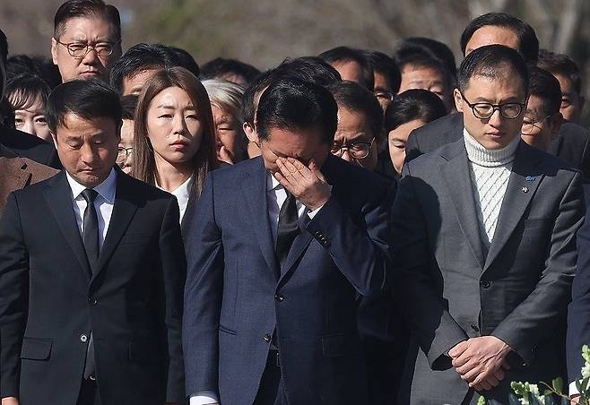 민주당 정청래 대표가 지난 23일 경남 김해 봉하마을의 노무현 전 대통령 묘역을 참배하며 눈물을 흘리고 있다.[연합뉴스]