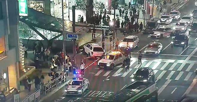 23일 저녁 서울 마포구 홍대입구역 인근에서 발생한 스포츠유틸리티차량(SUV) 인도 돌진 사고 현장 모습. 연합뉴스