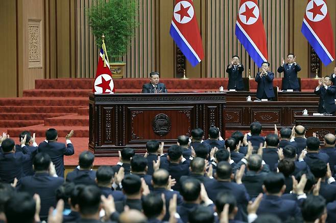 노동신문은 24일 "최고인민회의 제15기 제1차회의 2일 회의가 23일에 진행됐다"며 김정은 국무위원장의 시정연설 내용을 전했다. 노동신문, 뉴스1