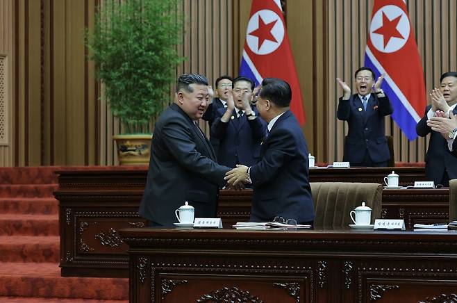 23일 최고인민회의 제15기 제1차회의 2일 회의에 참석한 김정은 국무위원장이 전임 최고인민회의 상임위원장인 최용해와 인사를 나누는 모습. 노동신문, 뉴스1
