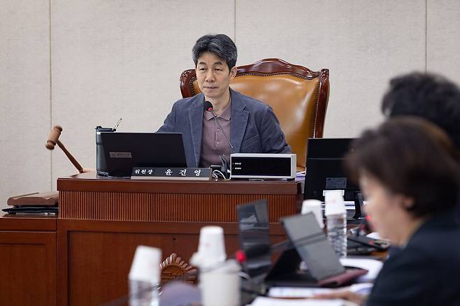 윤건영 국회 행정안전위원회 법안심사제1소위원장이 24일 서울 여의도 국회에서 열린 제433회 국회(임시회) 행정안전위원회 제4차 법안심사제1소위원회에서 의사봉을 두드리고 있다. 뉴스1
