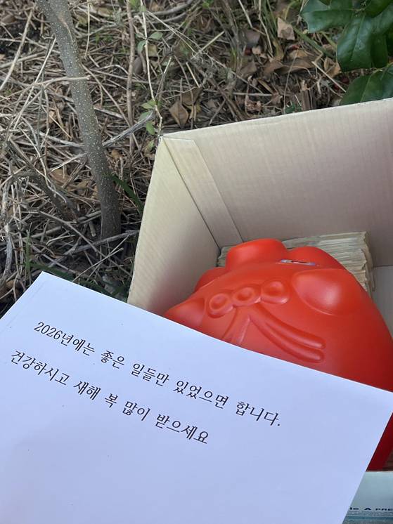 지난해 12월 30일 전북 전주시 노송동 주민센터 인근에 '얼굴 없는 천사'가 몰래 두고 간 성금 상자. [연합뉴스]