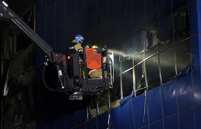 지난 20일 오후 불이 난 대전시 대덕구 문평동 한 자동차부품 제조 공장에서 소방 당국이 인명수색을 하고 있다. 연합뉴스