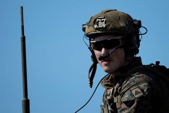 지난해 9월 푸에르토리코 아로요의 해변에서 미국 해병대 대원이 훈련을 벌이고 있다. 로이터=연합뉴스