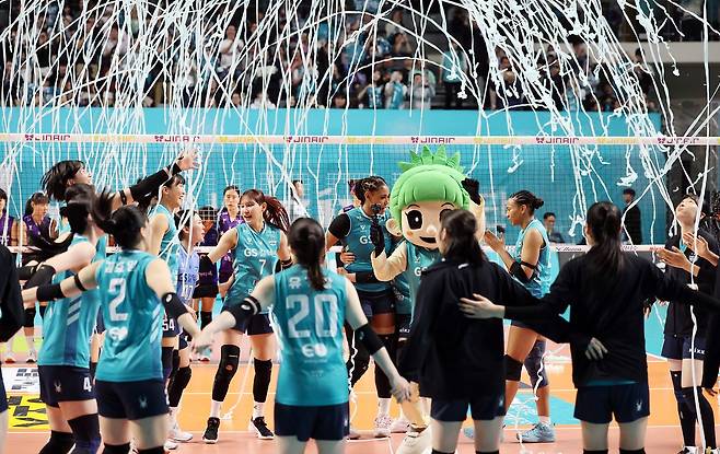 24일 오후 서울 중구 장충체육관에서 열린 2025-26 V리그 여자부 준플레이오프 GS칼텍스와 흥국생명의 경기, 세트 스코어 3대1 승리를 거둔 GS칼텍스 선수들이 기쁨을 나누고 있다. 뉴스1