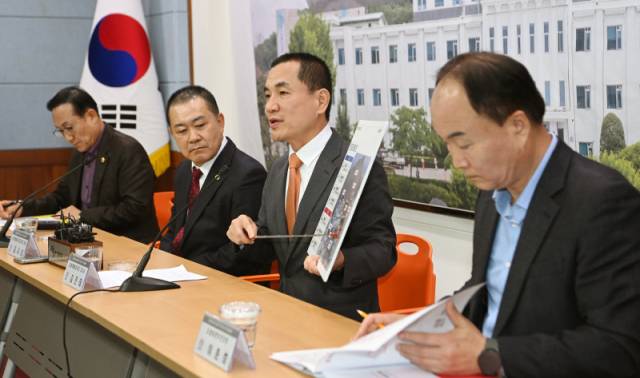 ▲ (사진 왼쪽부터) 강원도는 23일 도청 브리핑룸에서 김진태 도지사, 김시성 도의장, 김희철(춘천) 도의원이 참석한 가운데 ‘현 도청사 및 부지 활용방안’을 발표했다. 우상호 더불어민주당 강원도지사 예비후보는 같은날 허영 국회의원, 여준성(원주갑) 지역위원장 등과 함께 강원대학교 병원을 찾아 시설을 둘러보고 공공의료 강화방안에 대한 의견을 나눴다.  서영·김정호 기자