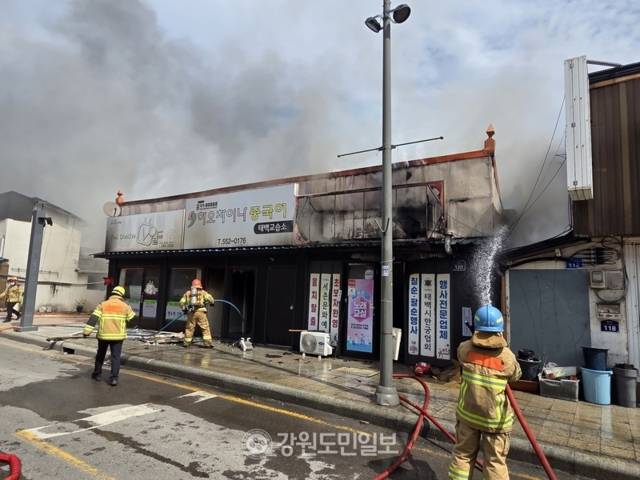 ▲ 24일 낮 12시47분쯤 태백시 황지동 고용노동부 태백지청 맞은편 지상 1층 상가 건물에서 화재가 발생, 2시간여 만에 진화됐다. 불이 나자 상가 내 노래연습실 점포 주민들은 긴급 대피해 인명 피해는 없었다. 경찰과 소방당국은 3개 점포가 영업 중인 건물 뒷편에서 ‘평’하는 소리가 났다는 진술을 토대로 정확한 사고원인을 조사하고 있다. 박창현 기자