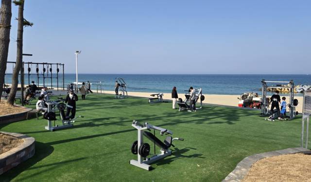 ▲ 24일 강원 강릉시 사근진해변의 ‘오션 짐’에서 주민과 관광객들이 바다를 보며 운동하고 있다. 연합뉴스