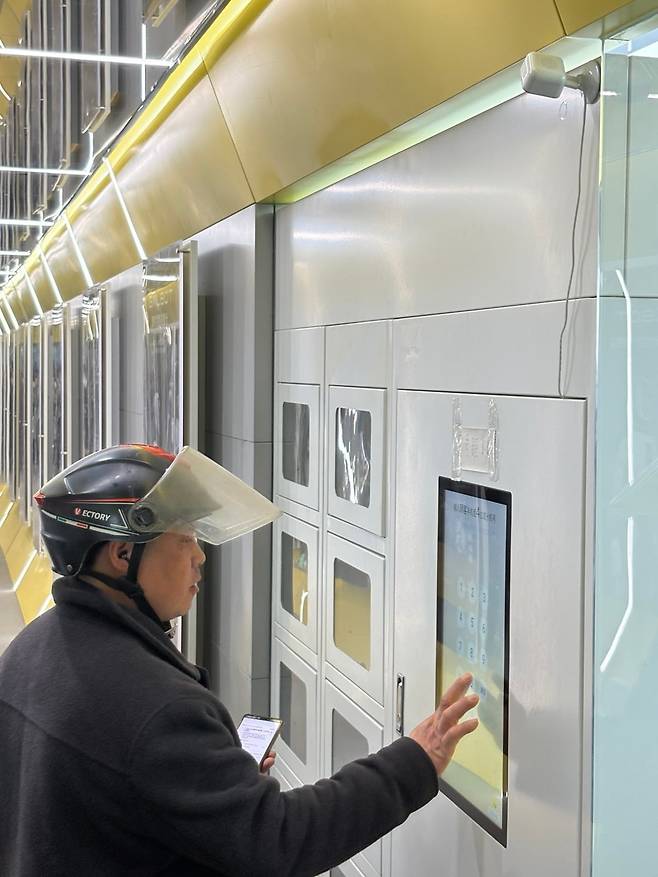 지난 23일 찾은 중국 베이징 하이뎬구에 위치한 대형 전자상가 빌딩. 이곳 1층에 자리한 스마트 약국에선 중국의 대표 휴머노이드(인간형) 로봇 기업인 갤봇의 G1이 약사 역할을 하고 있다.  /베이징=김은정 특파원