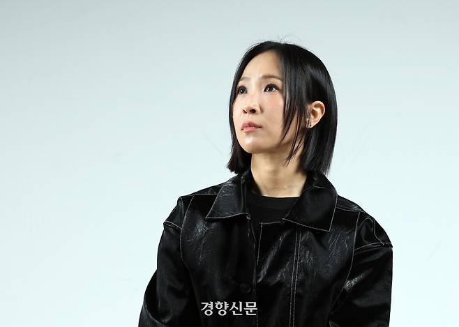 2026년 한국대중음악상 ‘올해의 앨범’을 수상한 밴드 ‘추다혜차지스’의 보컬 추다혜가 13일 서울 정동 경향신문사 스튜디오에서 포즈를 취하고 있다. 서성일 선임기자