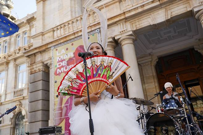밴드 추다혜차지스의 추다혜가 스페인 남부 카르타헤나에서 열리는 La Mar de Musicas 페스티벌에서 무대를 선보이고 있다. La marde musicas 제공