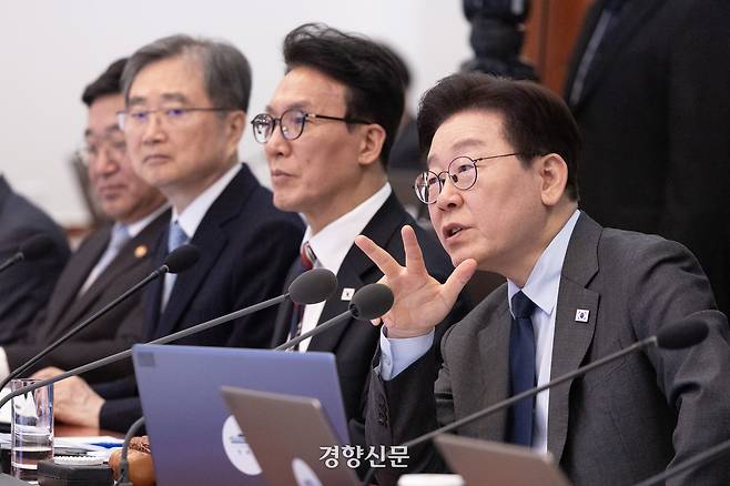 이재명 대통령이 24일 오전 청와대에서 열린 11회 국무회의에 참석해 발언하고 있다. 김창길 기자