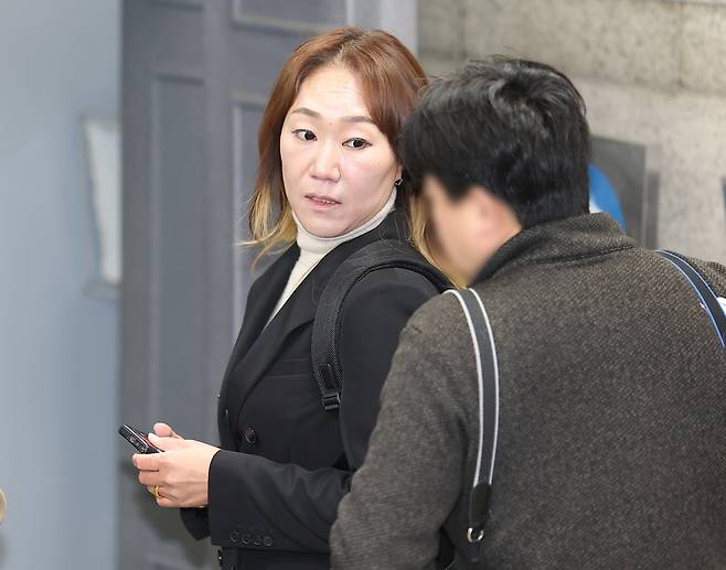 명태균 관련 의혹의 최초 제보자로 알려진 강혜경씨가 오세훈 서울시장 정치자금법 위반 혐의 사건 공판 증인신문을 위해 지난 4일 서울 서초구 서울중앙지법으로 들어서고 있다. 연합뉴스
