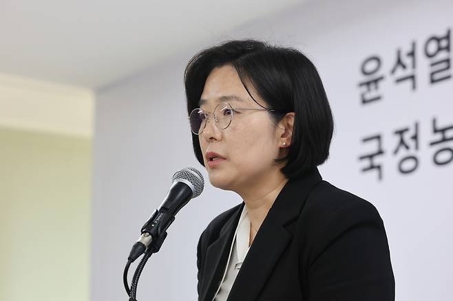 권창영 2차 종합특별검사팀 김지미 특검보가 지난 23일 경기도 과천 특검사무실에서 수사 관련 사항을 브리핑하고 있다. 연합뉴스