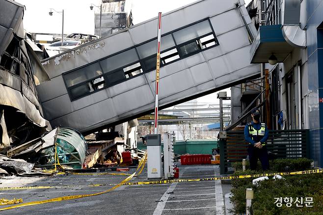 24일 대전 안전공업 화재 참사 현장에서 경찰이 현장 감식을 진행하고 있다. 대전|문재원 기자