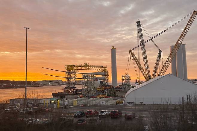 지난 1월14일(현지시간) 미국 코네티컷주 뉴런던 주립부두 하역장에 해상풍력 발전용 블레이드와 터빈 기단부가 놓여 있다. AP연합뉴스