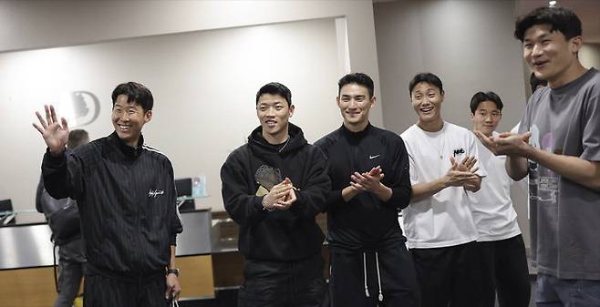 손흥민, 황희찬, 조유민, 백승호(왼쪽부터) 등 축구대표팀 선수들이 평가전을 앞두고 24일 영국 밀턴킨스의 숙소에 도착한 뒤 밝은 표정으로 이야기하며 웃고 있다. 대한축구협회 제공