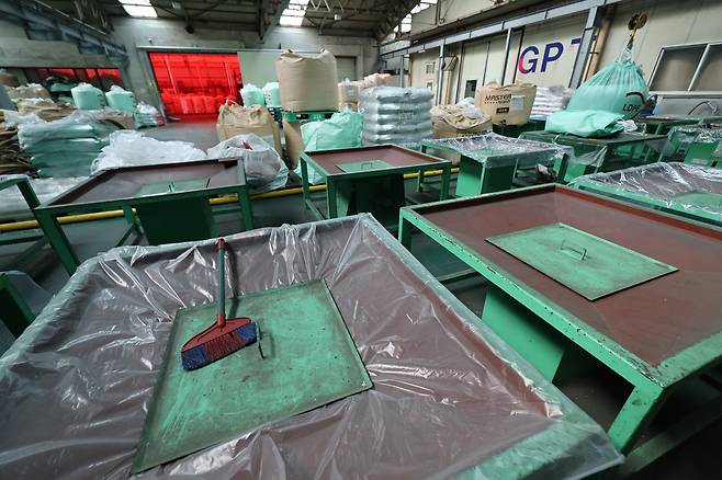 창고 텅 빈 제조업체 나프타 도입 차질로 석유화학 업체들이 감산에 나서자 원료를 받지 못한 가공업체들이 어려움에 처한 가운데 24일 경기 안산시 한 플라스틱 필름 제조공장 내 폴리에틸렌 등이 쌓여 있어야 할 원료창고가 듬성듬성 비어 있다. 연합뉴스