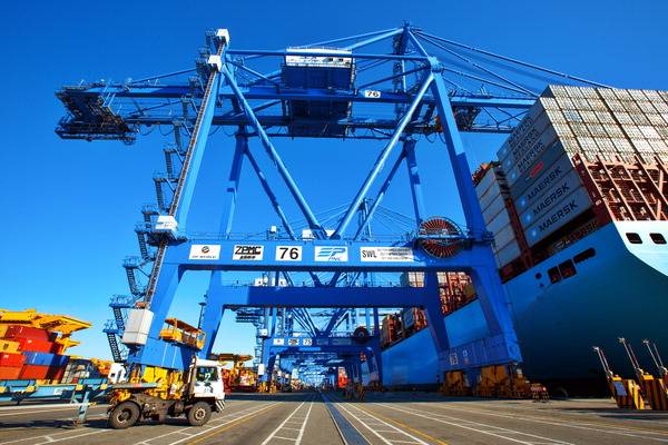 부산항이 경쟁력을 유지하려면 환적 중심 구조에서 벗어나 종합 플랫폼으로 진화해야 한다는 지적이 나온다. 사진은 부산신항 2부두의 컨테이너 하역작업 모습.  부산항만공사 제공