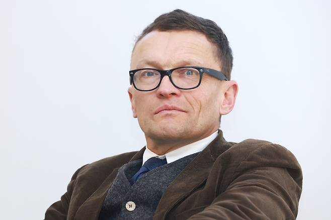 French writer and traveler Sylvain Tesson attends a press conference at the French Embassy in Seoul on March 18. (Yonhap)