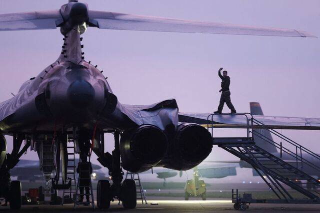 미국 공군(USAF) 지상 요원이 23일(현지시간) 영국 글로스터셔주 RAF 페어포드 공군기지에서 B-1 폭격기 출격을 준비하고 있다. 도널드 트럼프 미 대통령은 지난 21일 이란에 48시간 이내에 호르무즈 해협을 개방하지 않으면 발전소를 초토화하겠다고 경고했지만 이날 중동전쟁 해결을 위해 이란과 생산적인 대화를 나눴다면서 앞서 예고한 이란 발전소 공격을 5일간 유예한다고 밝혔다. 로이터연합뉴스