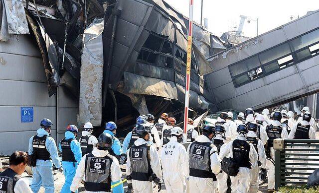 23일 대전 대덕구 소재 자동차 부품 제조업체인 안전공업 주식회사 화재 합동 감식에 나선 경찰 관계자들이 불에 탄 건물 안으로 진입하고 있다. 연합뉴스