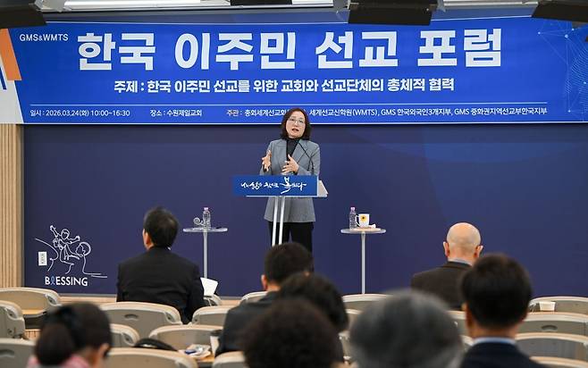 유경하 교수가 24일 경기도 팔달구 수원제일교회에서 이주민선교에 있어서 교회의 공공성을 제안하고 있다. 수원=신석현 포토그래퍼