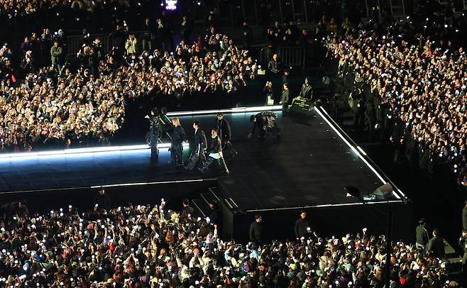 방탄소년단(BTS)이 지난 21일 서울 종로구 광화문광장에서 열린 'BTS 컴백 라이브: 아리랑'에서 화려한 무대를 선보이자 국내외 관객이 열광하고 있다. 국민일보DB