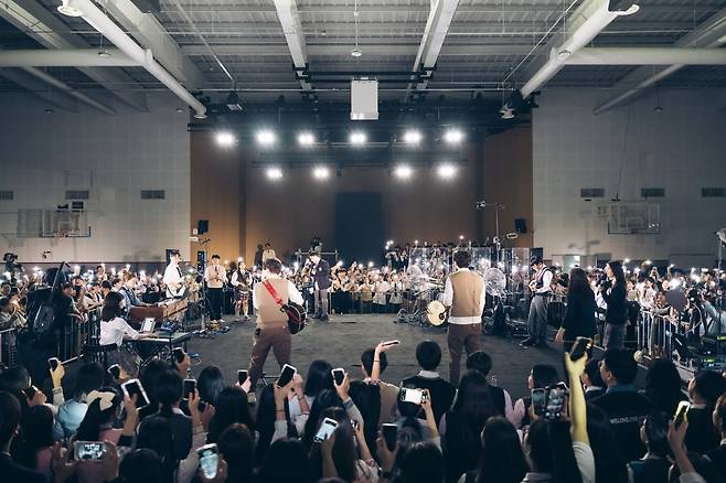 국경과 인종을 넘어 호평받는 찬양을 선보이는 찬양팀 위러브 앨범 '창조' 녹음 현장 모습. 국민일보DB