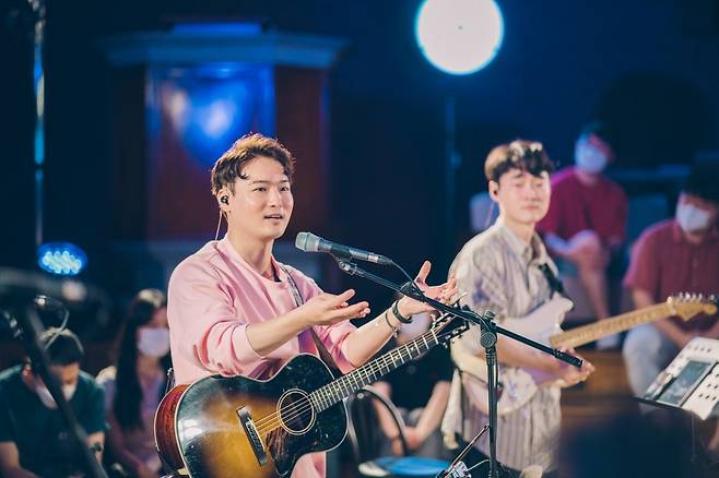 찬양팀 위러브 집회 중인 박은총(왼쪽) 대표 모습. 국민일보DB