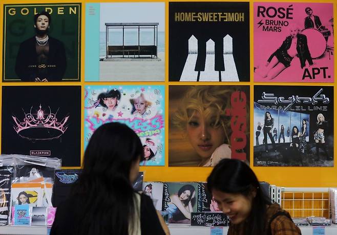관람객들이 지난해 6월 서울 송파구 올림픽공원에서 열린 ‘2025 마이케이 페스타’(MyK FESTA)에서 부스를 둘러보고 있다. 관람객 뒤로 유명 K팝 가수의 앨범이 보인다. 뉴시스