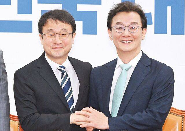 더불어민주당 한병도(왼쪽) 원내대표와 전재수 의원이 24일 국회에서 열린 부산글로벌허브특별법 관련 간담회에 참석해 악수를 나누고 있다. 이병주 기자