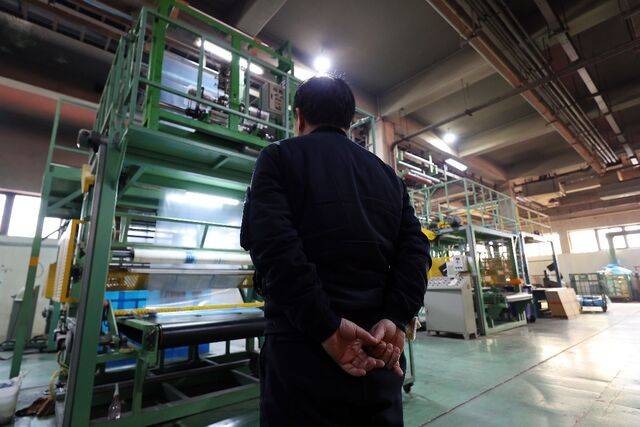 경기도 안산의 플라스틱 필름 공장에서 한 직원이 24일 농업용 필름 제작 압출기가 돌아가는 모습을 지켜보고 있다. 이 공장은 필름 제조에 사용되는 폴리에틸렌 수급이 막히자 압출기 가동을 일부 중단했다. 중동 사태로 석유화학 기초 원료인 원유와 나프타 공급이 불안정해지고 에틸렌 생산이 위축되면서 산업 전반에 파장이 확산하고 있다. 연합뉴스