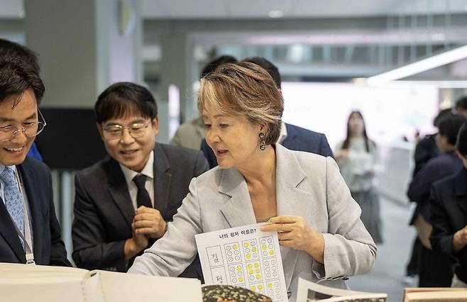 문재인 전 대통령의 부인 김정숙 여사가 지난해 9월 27일 광주 동구 국립아시아문화전당(ACC)에서 열린 '북(BOOK)적 북(BOOK)적한 하루-책 읽는 ACC' 전시를 둘러보고 있다. ACC제공