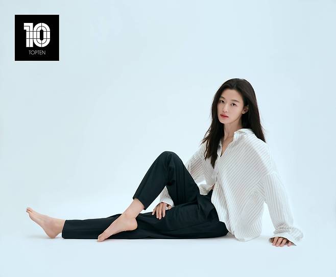 탑텐 브랜드 앰버서더 전지현 ‘수퍼스트레치 스트레이트 팬츠’ 착장 화보. [사진=탑텐]