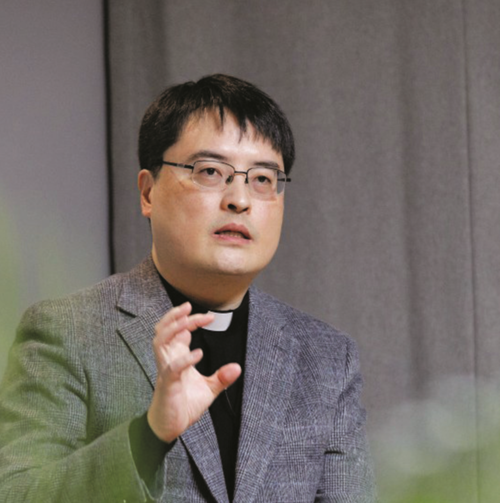 ‘AI 시대의 삶과 신앙’을 출간한 김도현 바오로 신부. 대구가톨릭대에서 학생들을 가르치는 그는 국내 유일의 ‘물리학자 신부’다. [생활성서 출판사 제공]