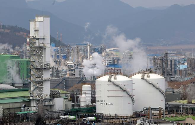국제유가가 배럴당 100달러를 돌파한 지난 9일 전남 여수시 석유화학단지 공장에서 수증기가 피어오르고 있다. [연합뉴스]
