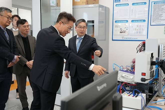 강상구 부시장(오른쪽)이 지난 20일 한국폴리텍대학 나주전력기술원을 방문해 전력기술 분야 전문 인력 양성 방안 등 주요 현안을 논의했다. [나주시]