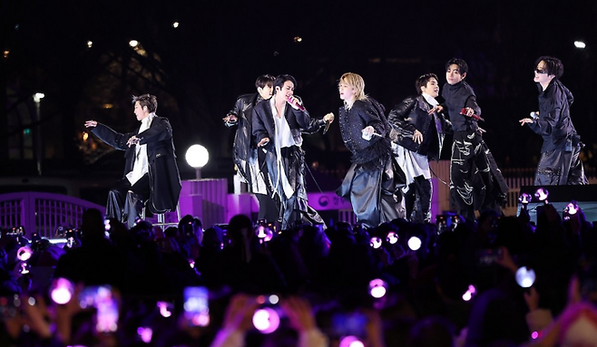 방탄소년단(BTS)이 지난 21일 서울 광화문 광장에서 정규 5집 ‘아리랑(ARIRANG)’ 발매를 기념해 컴백 라이브를 열고 있다. [연합뉴스]