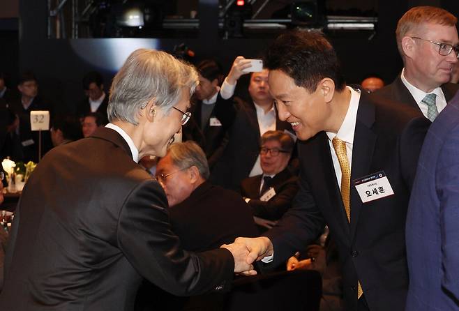 조희대 대법원장(왼쪽)과 오세훈 서울시장이 악수하고 있다.  김호영 기자