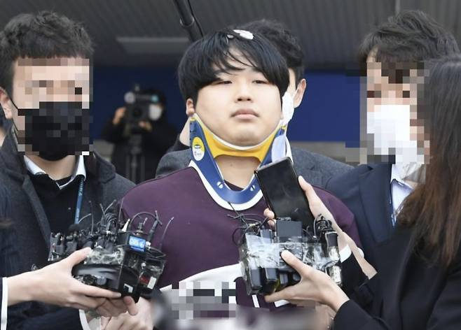 서울 종로경찰서 유치장에 입감됐던 조주빈은 2020년 3월 25일 얼굴을 드러내고 대중 앞에 섰다. 이날 조주빈은 목깁스를 한 상태였으며 머리에 반창고를 붙이고 있었다. 경찰은 조주빈이 심문과정에서 자해를 하면서 상처를 입었다고 밝혔다/사진=뉴스1