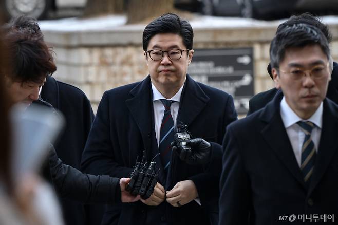 홈플러스 사태와 관련해 사기와 자본시장법 위반 등 혐의를 받는 김병주 MBK파트너스 회장/사진=머니투데이 DB