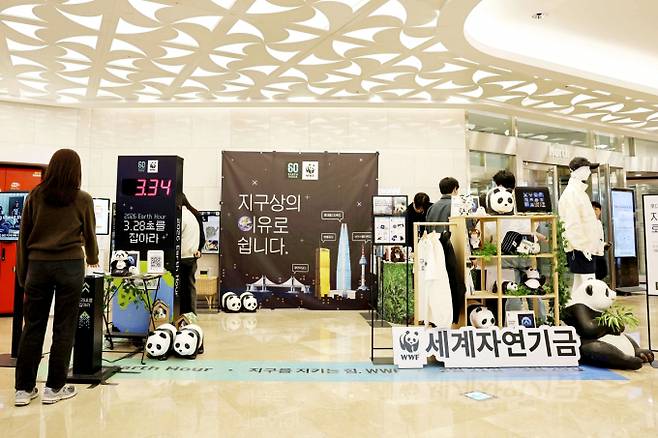 롯데월드타워가 WWF(세계자연기금)의 글로벌 소등 캠페인 '2026 어스아워'전 세계 랜드마크 소등 행렬에 동참한다. 사진은 롯데월드몰 지하 1층에 마련된 어스아워 홍보관. /사진=롯데물산