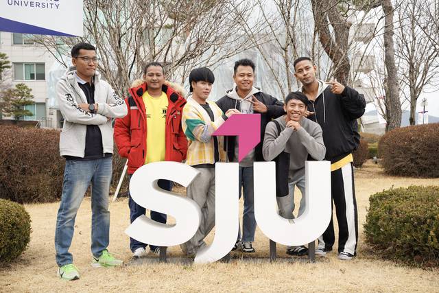 캄보디아 프놈펜에 있는 ‘장영실학당’ 수료 후 서정대에서 유학 중인 캄보디아 청년들이 지난 23일 대학 캠퍼스에서 기념촬영을 하고 있다. 서정대 제공