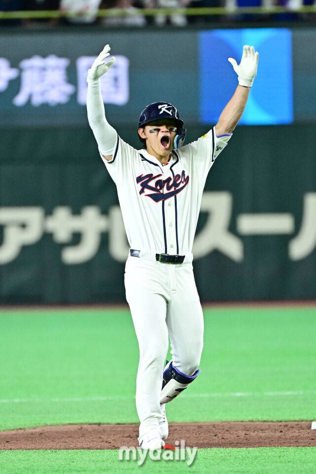 8일 일본 도쿄돔에서 열린 2026 월드 베이스볼 클래식(WBC) 조별리그 한국-대만 경기. 김도영이 8회말 2사 1루에 동점 1타점 2루 적시타를 친 후 기뻐하고 있다./마이데일리