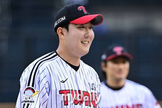 5일 서울 잠실야구장에서 열린 '2025 신한 SOL BANK KBO리그' 두산 베어스와 LG 트윈스 경기.LG 선발투수 손주영이 1회 무실점 수비를 마치고 웃고 있다./마이데일리