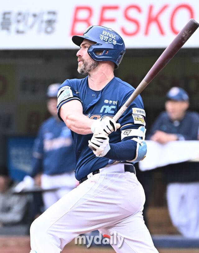 6일 오후 대구광역시 수성구 대구삼성라이온즈파크에서 진행된 '2025 프로야구 KBO리그 포스트시즌' 와일드카드 결정전 1차전 삼성라이온즈와 NC다이노스의 경기. NC 데이비슨이 5회초 2사 1,3루서 1타점 적시타를 터뜨리고 있다./마이데일리