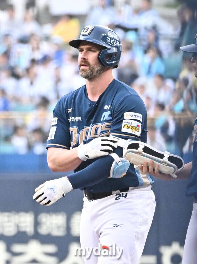 6일 오후 대구광역시 수성구 대구삼성라이온즈파크에서 진행된 '2025 프로야구 KBO리그 포스트시즌' 와일드카드 결정전 1차전 삼성라이온즈와 NC다이노스의 경기. NC 데이비슨이 1회초 1사 1,2루서 1타점 적시타를 터뜨린 뒤 환호하고 있다./마이데일리