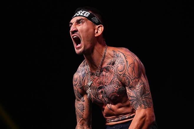 맥스 할러웨이가 지난 7일 라스베이거스 MGM 그랜드 가든 아레나에서 열린 UFC 326 계체 행사에서 체중계 위에 올라 포즈를 취하고 있다. [게티이미지]